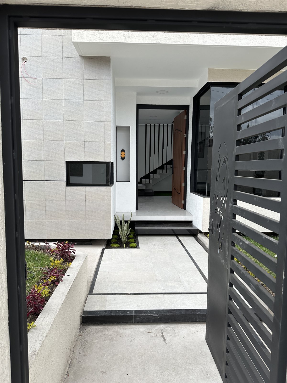 Escalera con baranda metálica
