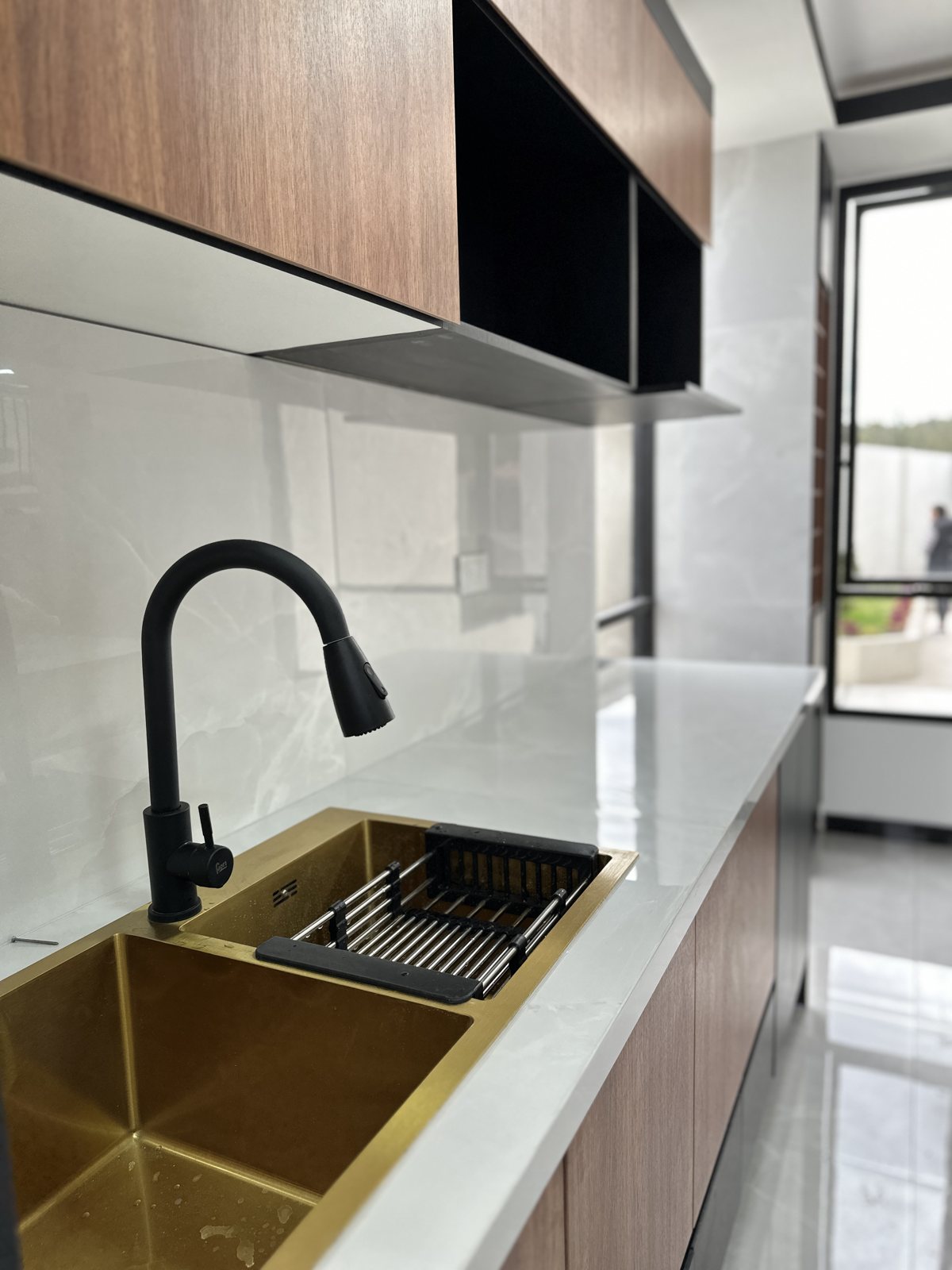 Cocina en tonos oscuros