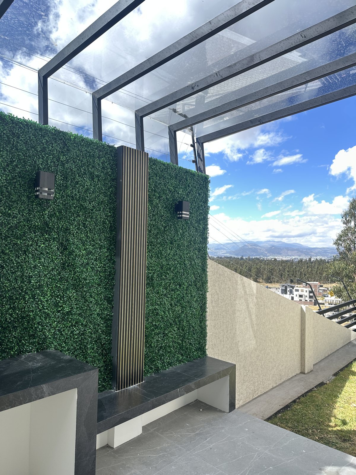 Acceso con muro verde